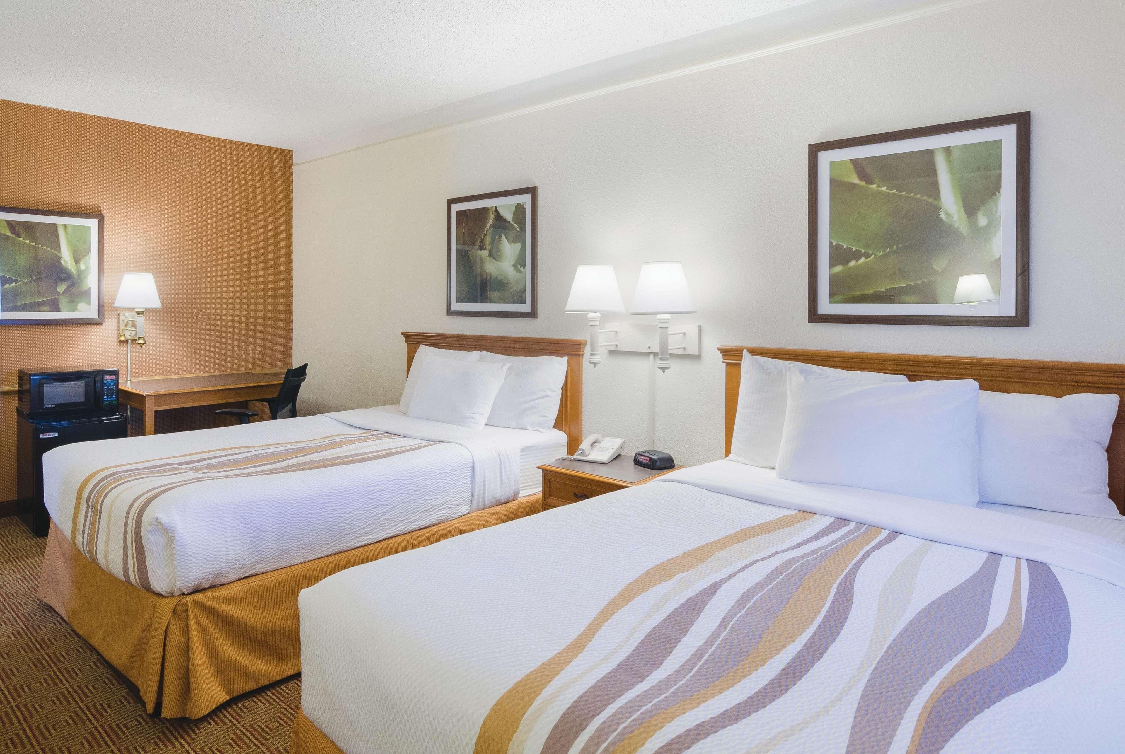 La Quinta Inn By Wyndham Denver Cherry Creek Exterior photo