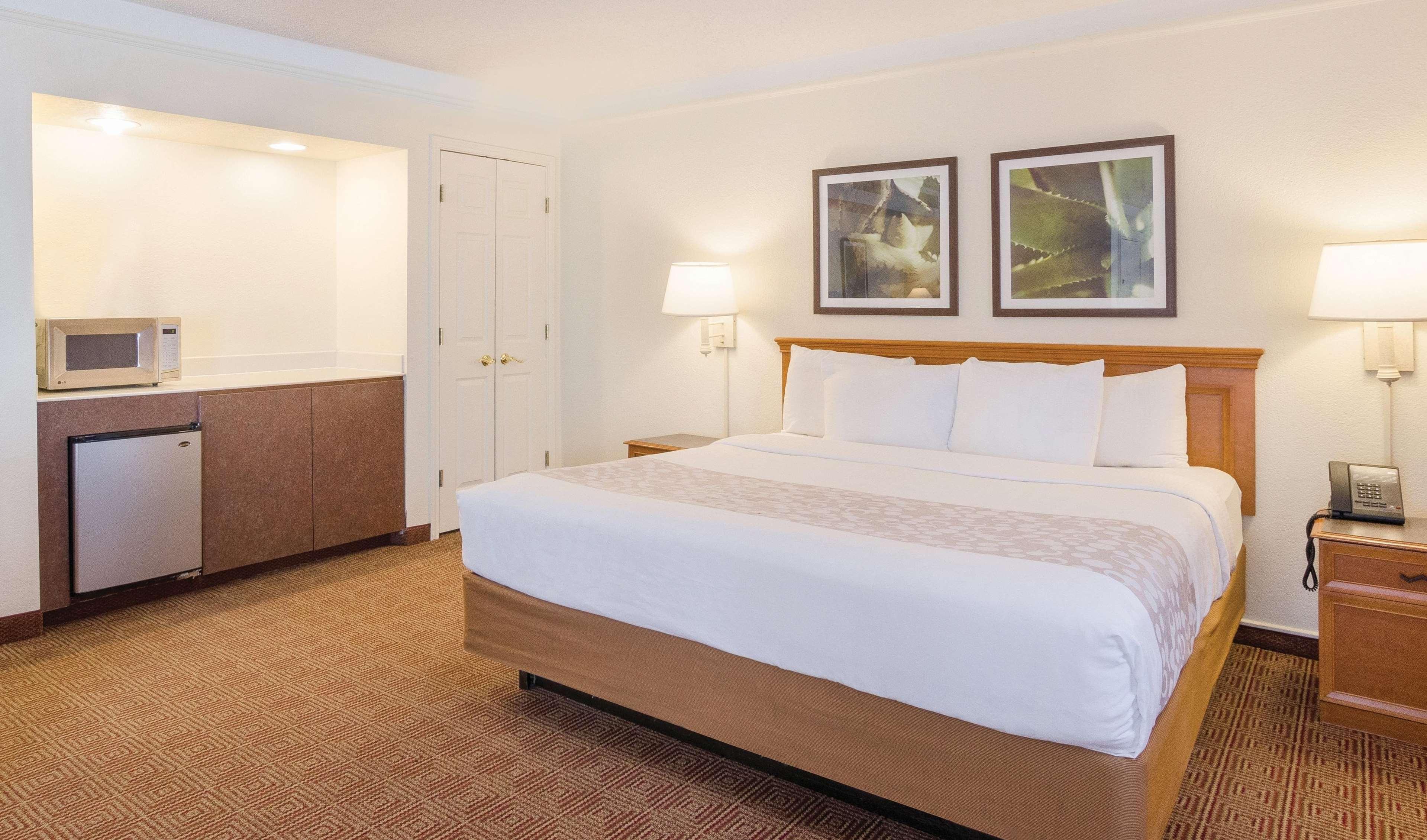 La Quinta Inn By Wyndham Denver Cherry Creek Exterior photo